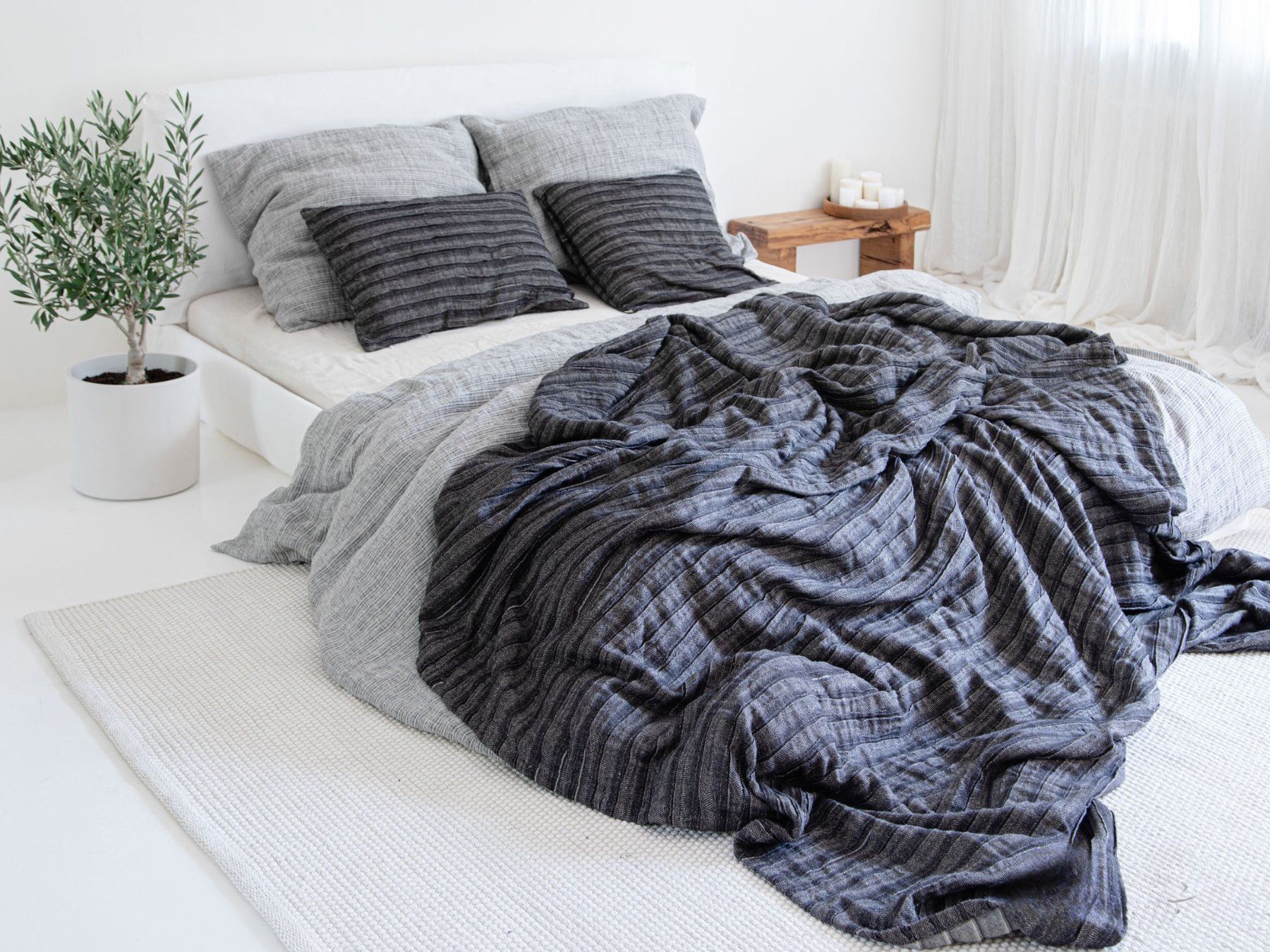 Coperte: Geraffte Tagesdecke aus anthrazitfarbenem Leinen – Nuovo e nell'imballaggio originale da Affoltern am Albis venduto da EdelLinn 5