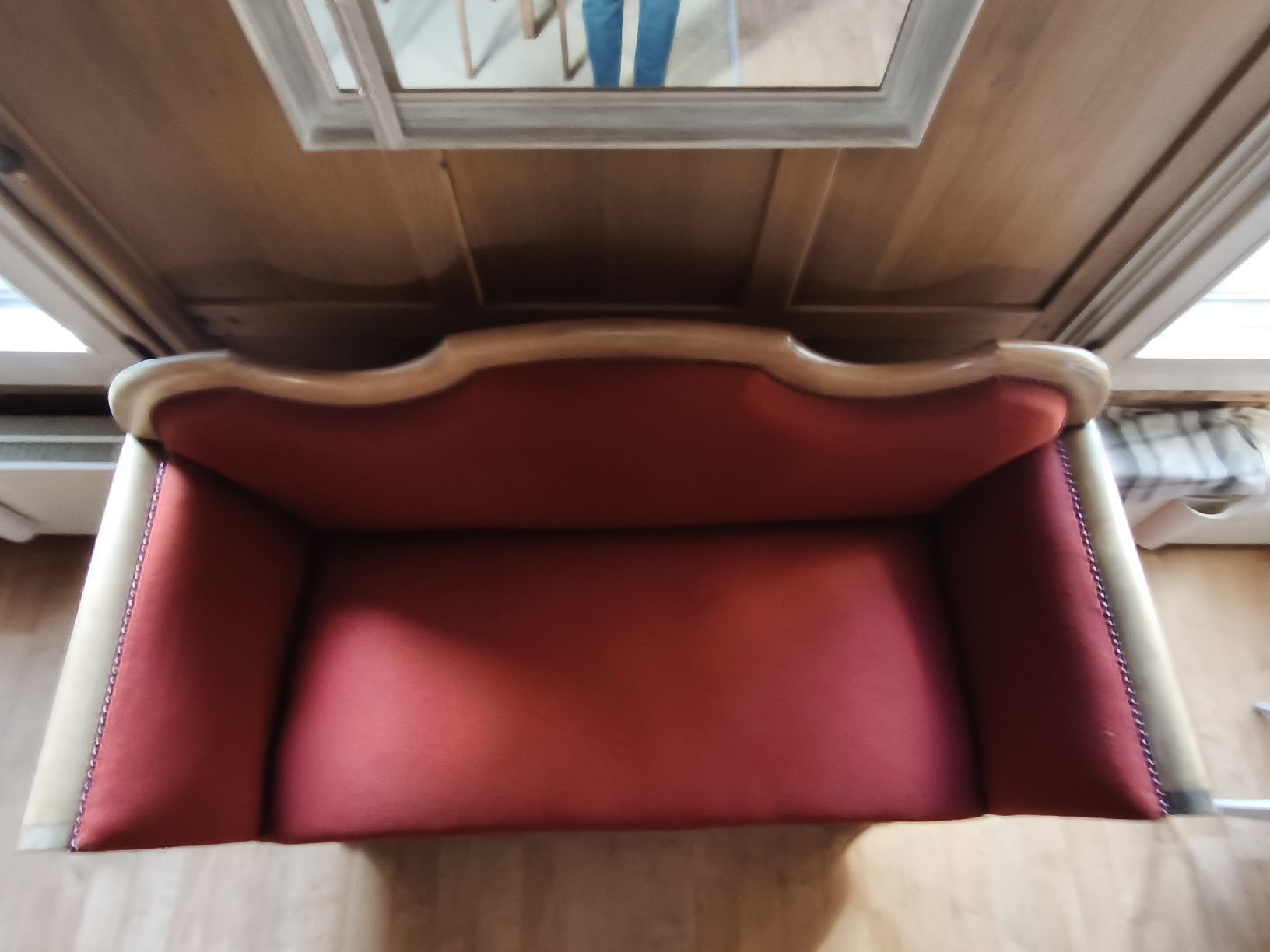 Divani: Antikes Sofa mit rotem Bezug - Ein Schmuckstück! – Usato da Grasswil venduto da samue98 2