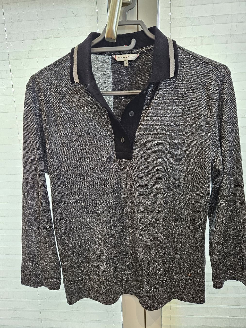 Polo-Shirts: Tommy Hilfiger Langarm Polo aus Glitzergarn – Gebraucht aus Lufingen von chr_nhh6