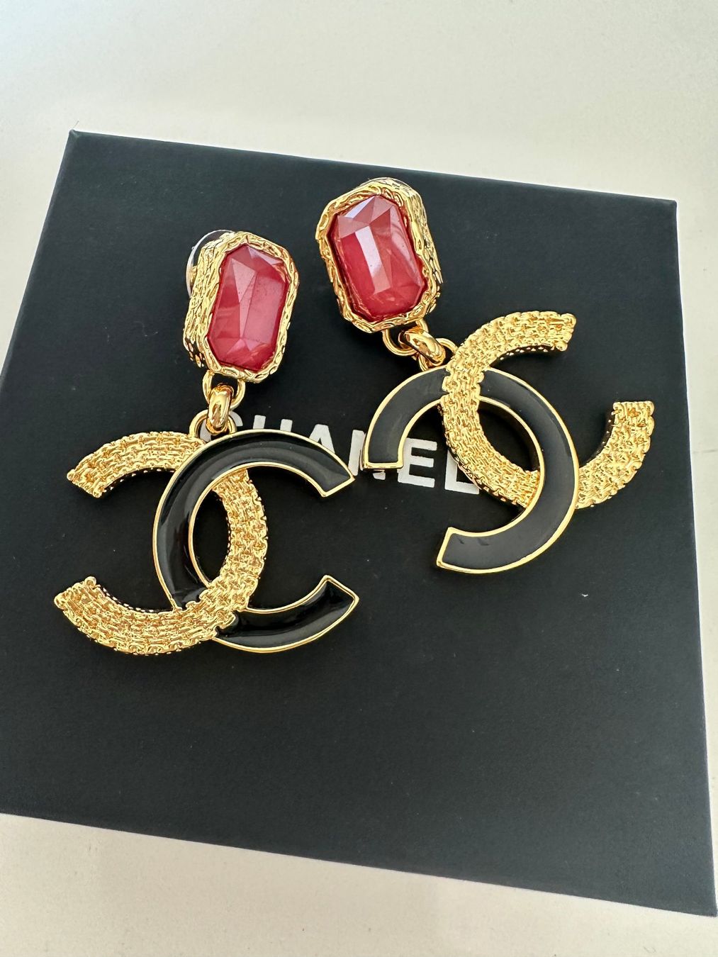 Chanel Orecchini pendenti & Orecchini a lobo: Chanel Ohrringe mit rotem Stein – Usato da Steinmaur venduto da regenbogen052