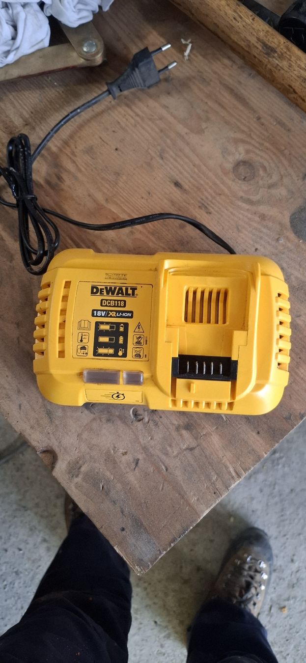 Dewalt Akkus & Batterien: Dewalt ladegerät – Neu (gemäss Beschreibung) aus Unterägeri von ite_x2gr