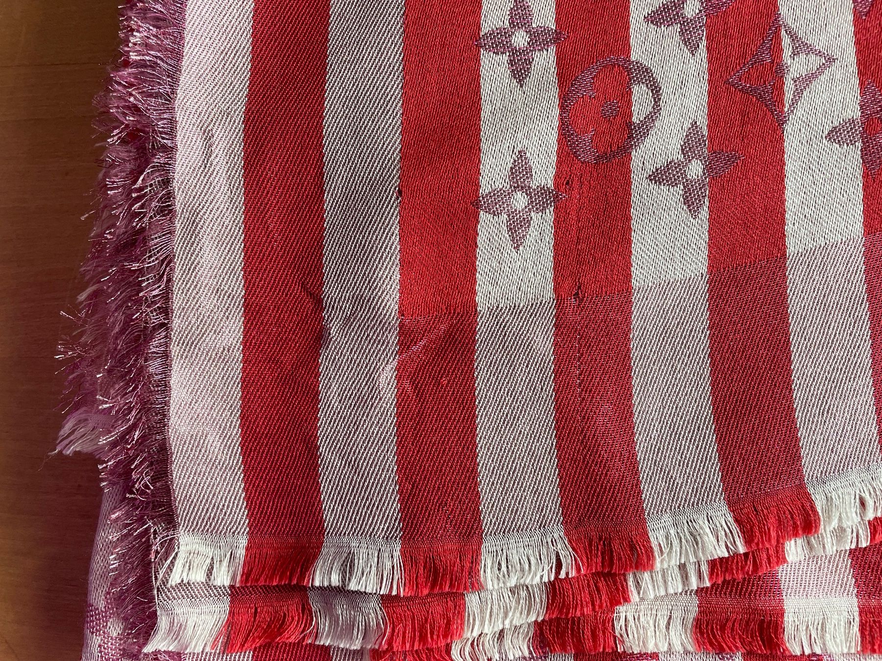 Louis Vuitton Foulard & Sciarpe: Original Louis Vuitton Monogram Tuch rot weiss – Usato da Basel venduto da tigerchen60 2