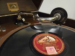 Original His Master's Vois Grammophon inkl. ca. 80 Platten