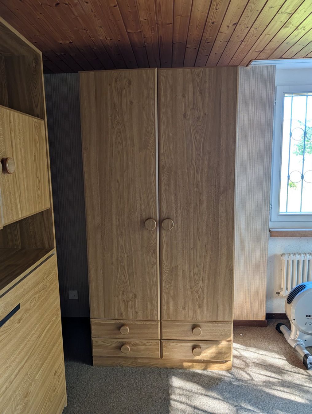 Armadi: Kleiderschrank in Holzoptik mit Schubladen – Usato da Ennetaach venduto da D0zz3r
