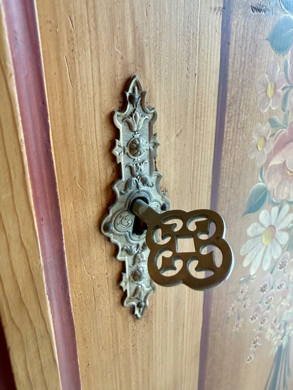 Armadi: Schrank und Stuhl mit Bauernmalerei – Usato da Zug venduto da Malibu117 2