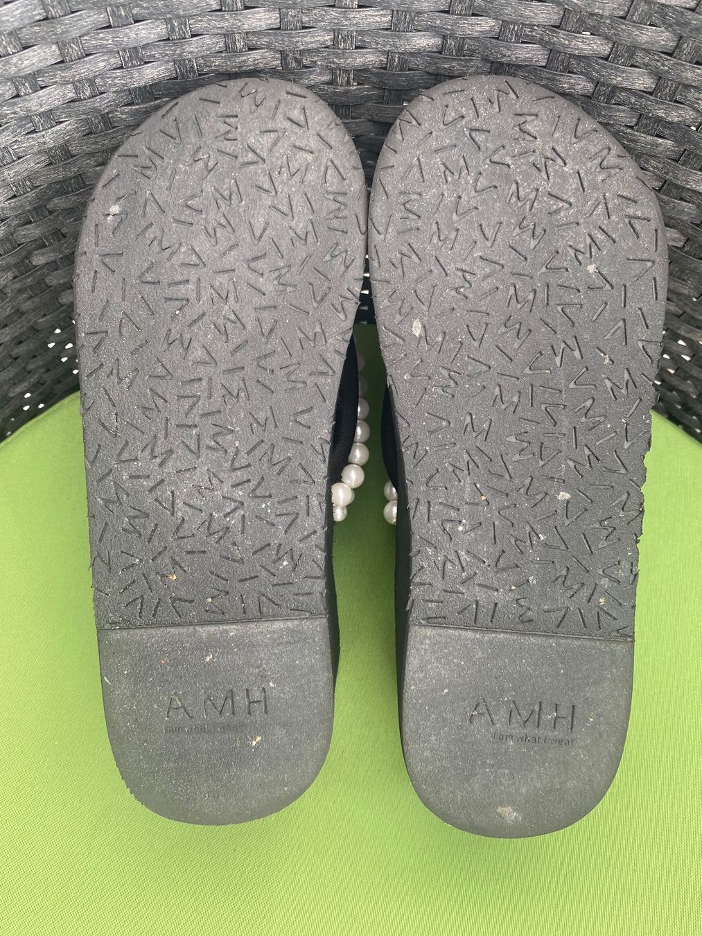 Scarpe da donna: SUMMERTIME - stylische Flip-Flops mit Perlen, nero, 39 – Usato da Winkel venduto da ferrari2022 7