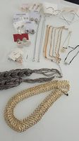 Schönes Schmuck-Set (Ohrringe, Ketten, Armbänder)