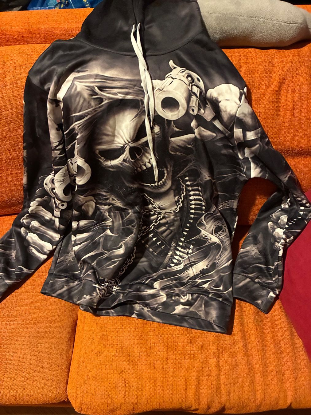 Tops: Pull motif squelette 💀 – D'occasion à Genève par Matmit