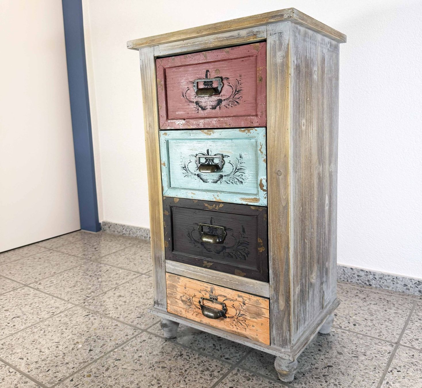 Kommoden: Vintage Schubladenkommode, Shabby Look – Gebraucht aus Windisch von Losdosquatros