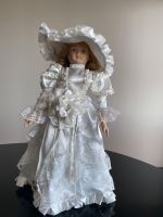 Traumhafte Sammlerpuppe in Weiss – Spitzenkleid & grosser Rü