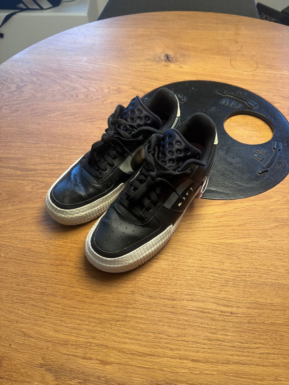 Nike Scarpe da uomo: Nike Air Force 1, Grösse 44, Schwarze Sneaker – Usato da Schiers venduto da LOET3 1