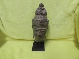 Buddha Kopf auf kleinem Holzsockel