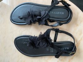 Sandalen schwarz Gr. 39 neu mit schönen rüschen am Rist