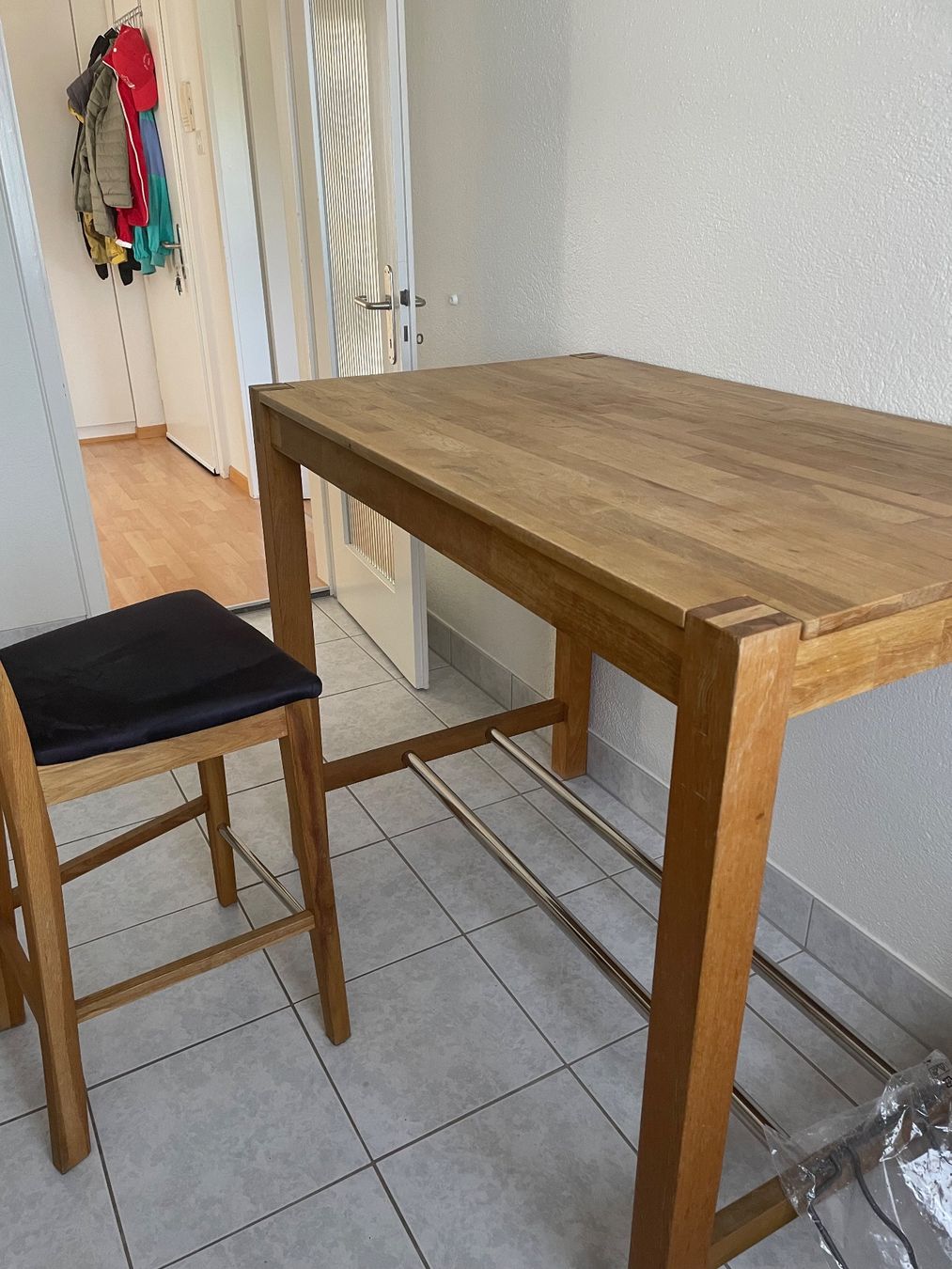 Set di tavolo e panche: Tisch mit 4 Stühlen – Usato da Luzern venduto da kat_w76c 1