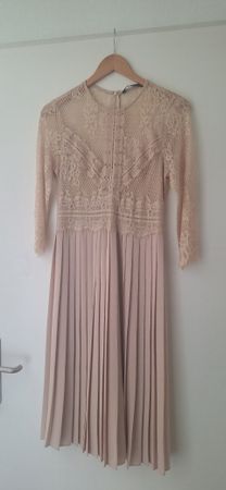 Zara Kleid beige mit Spitze und Plisseerock Grösse S
