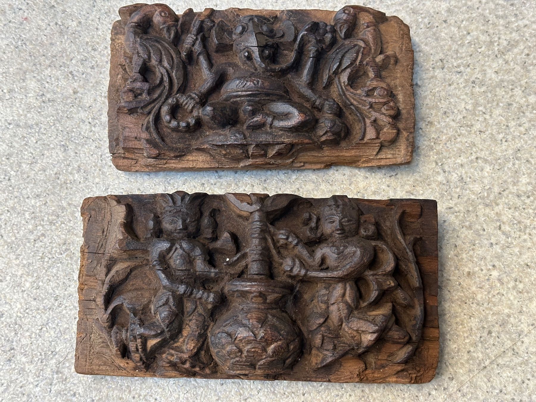 Sculture & Statue: 2 antike Holzplatten Indischer Herkunft – Usato da Reiden venduto da Zofi-Brocki