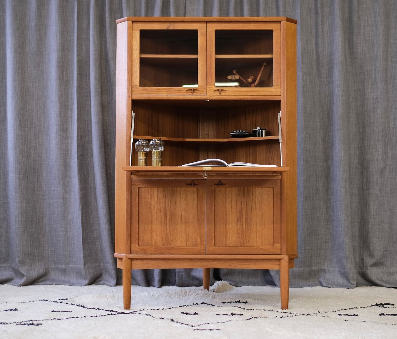 Cassettiere: Danish Corner Cabinet by H. W. Klein for Bramin, Denmark – Usato da Bern venduto da Zmodern_VIN 2