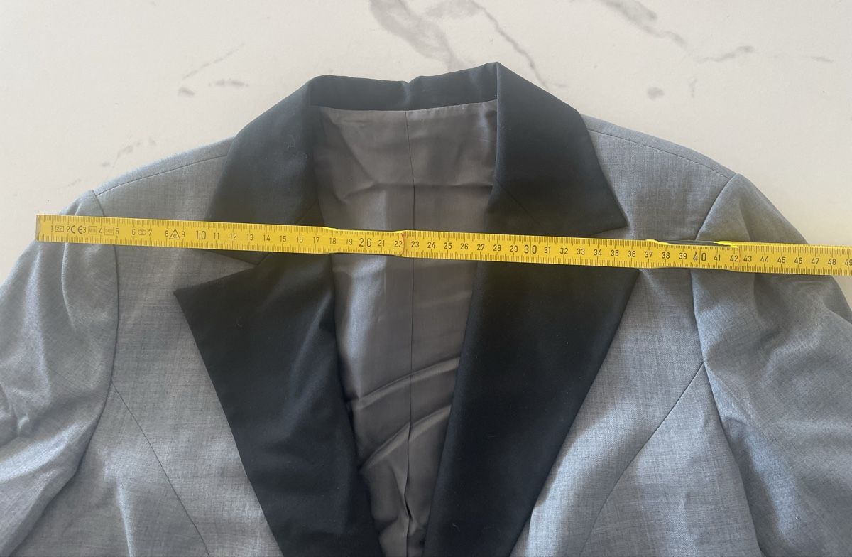 Jacken: Schicker Blazer mit schwarzem Kragen, Grösse 42 – Gebraucht aus Opfikon von janineschlosser 1