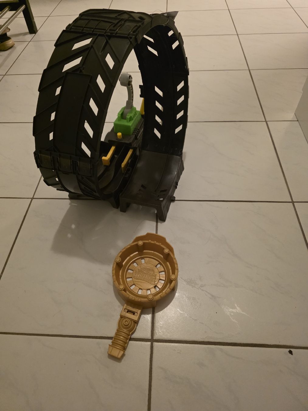 Giocattoli: Hot Wheels Monster Trucks – Epic Loop Challenge Playset – Usato da Richterswil venduto da simobeloz 1