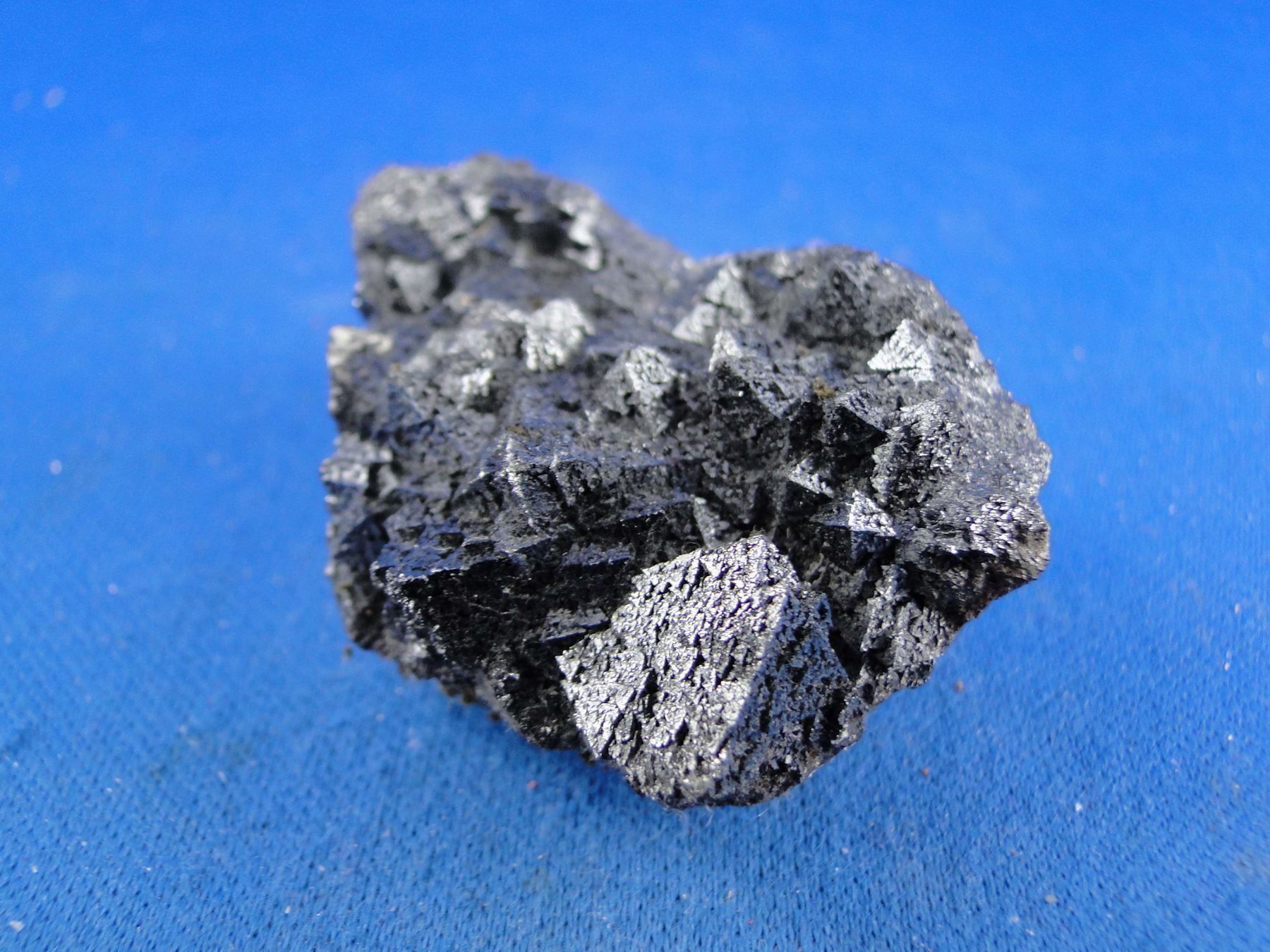 Minerali & Pietre curative: Hausmanit – Usato da Schinznach Bad venduto da Demerald 3