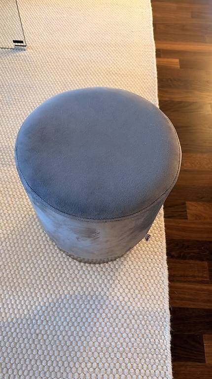 Hocker: Grauer Samthocker von Kare – Gebraucht aus Glattpark (Opfikon) von raffaelastucki 1
