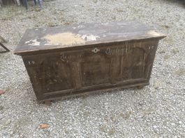 À retaper, à repeindre. Ancienne malle en bois 