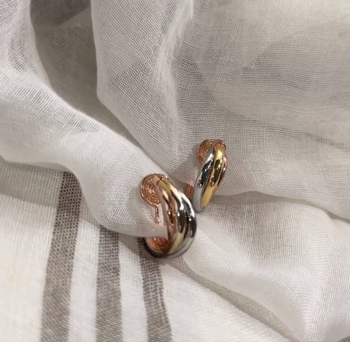 Orecchini pendenti & Orecchini a lobo: Tri-Color Hoop Earrings – Nuovo e nell'imballaggio originale da Chur venduto da Madeys
