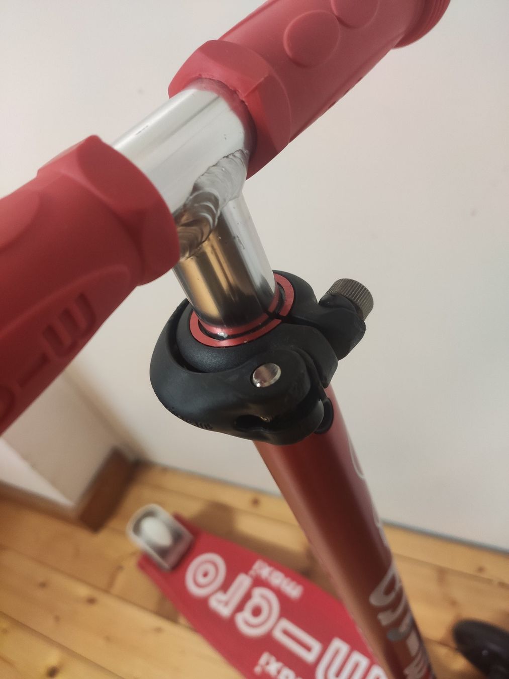 Micro Fahrzeuge für Kinder: Micro Maxi Deluxe Tretroller – Gebraucht aus Zumikon von circulate 3
