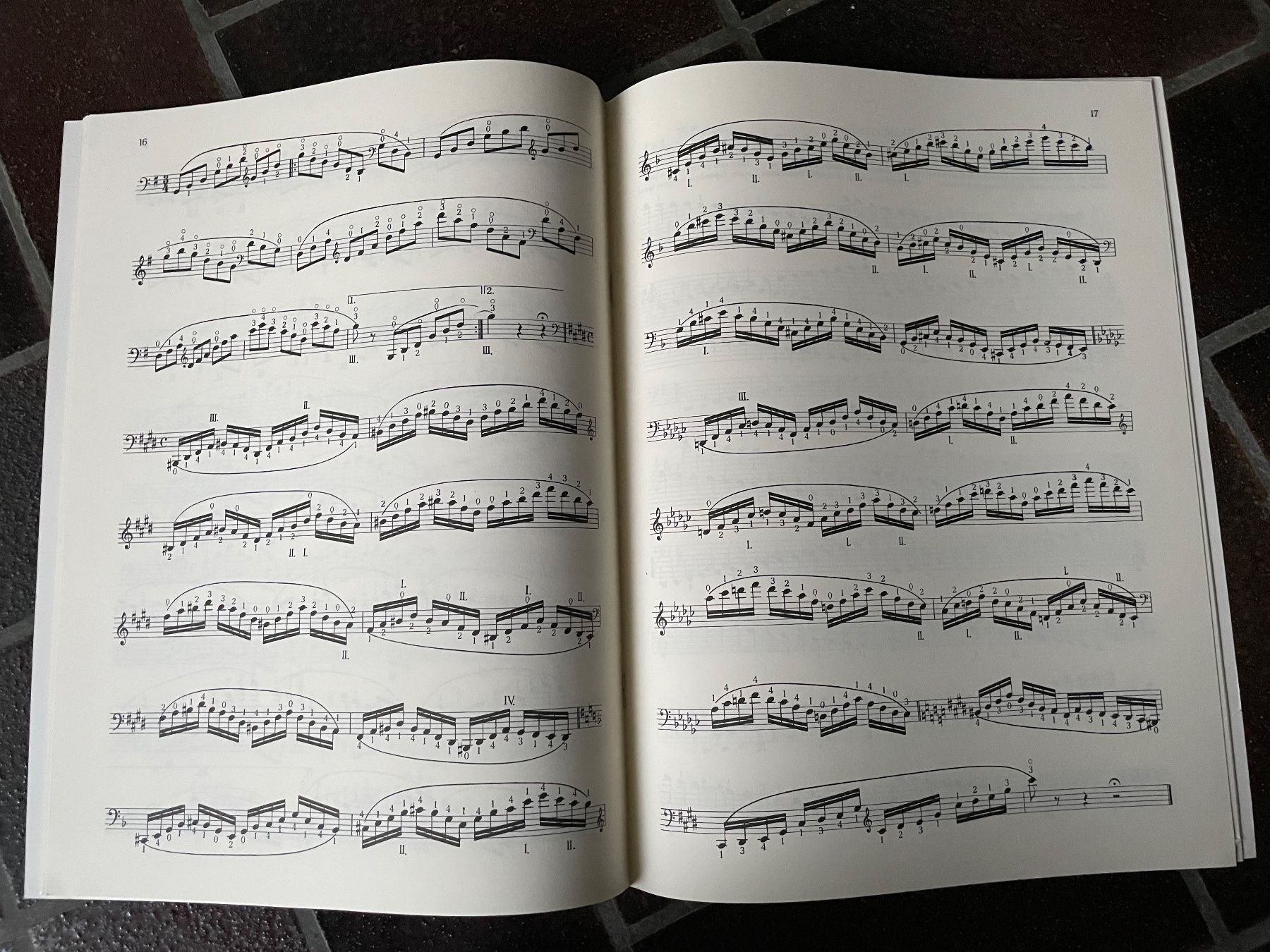 Libri: Cossmann Violoncello Studien Cello Noten Etuden – Nuovo (secondo la descrizione) da Esslingen venduto da Zeppi1 1