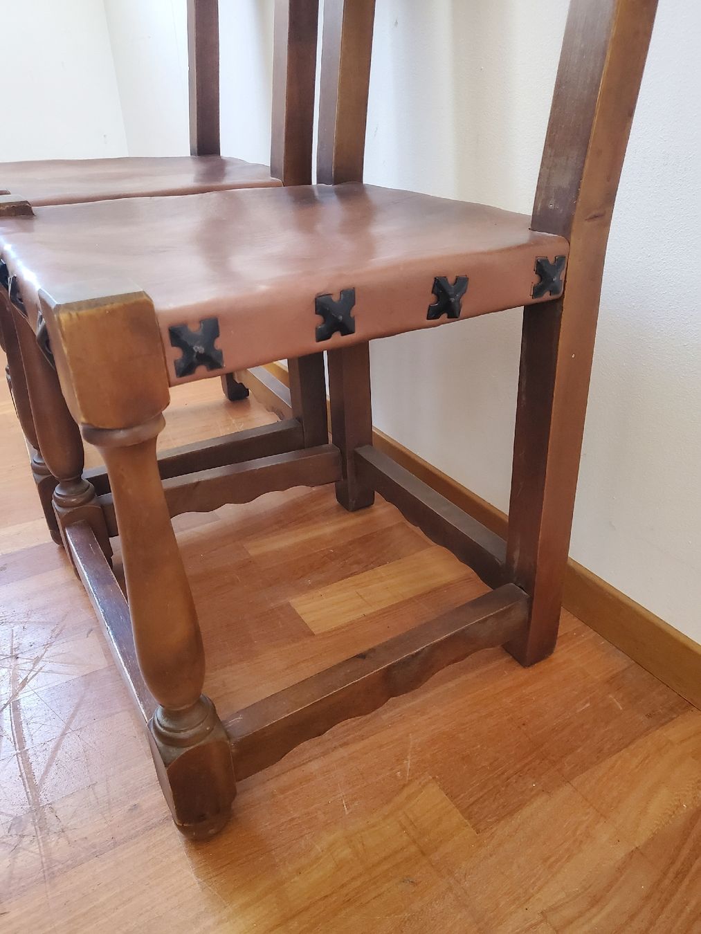 Chaises: Spanische Stühle Leder Sitz Holz 2 St. Wunderschön – D'occasion à Einsiedeln par high5 6