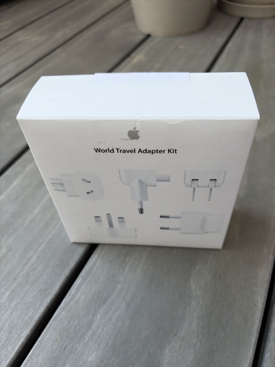 Apple Lecteurs & Adaptateurs: Apple World Travel Adapter Kit – Neuf avec emballage d'origine à Urnäsch par Gubel0