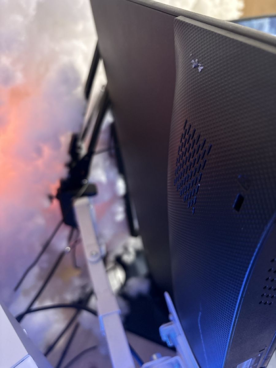 Console: Gaming PC, streamdek, microphone, webcam, and three monitors – Usato da Lausen venduto da Mutuli 7