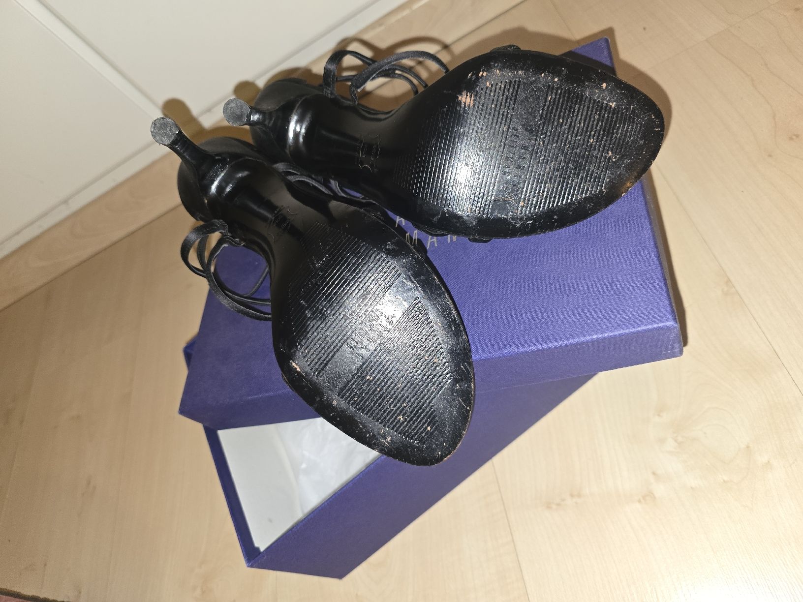 Stuart Weitzman Scarpe da donna: Schwarze Stuart Weitzman Sandalen, Gr. 10.5 – Usato da Zofingen venduto da Migiskau 3