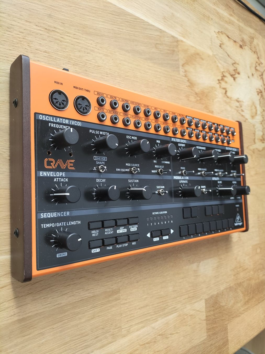 Behringer Strumenti musicali: Behringer Crave Analog Synthesizer gebraucht – Usato da Olten venduto da LarryRampage 1