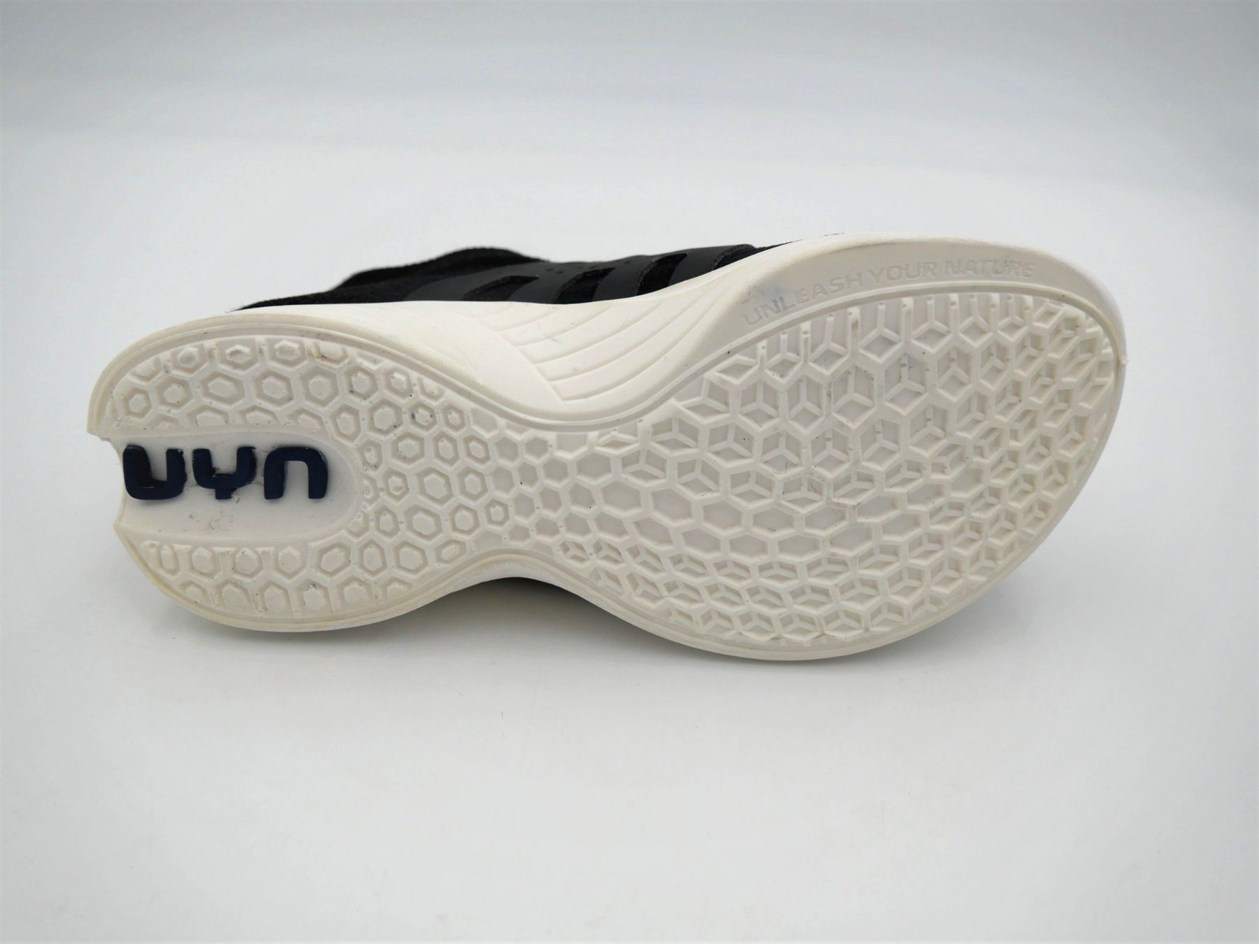 Scarpe da donna: UYN X-CROSS TUNE, OPTICAL BLACK/BLACK, GR. 35 – Nuovo (secondo la descrizione) da Winterthur venduto da Restwert_Winterthur 1