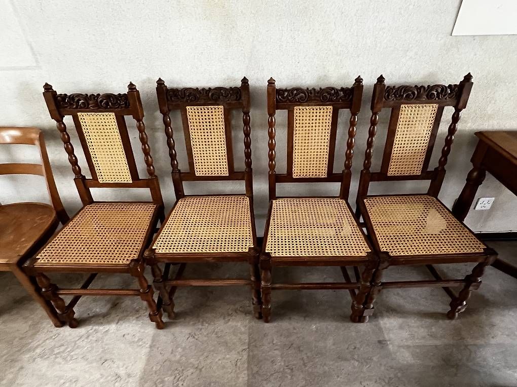 Tischset: Antiker Tisch mit 4 Stühlen  – Gebraucht aus Kreuzlingen von dr-set 1