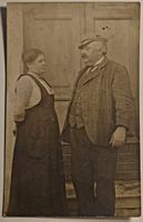 AK Porträt Paar Mann mit Mütze Frau Tracht ca 1910 ungel.