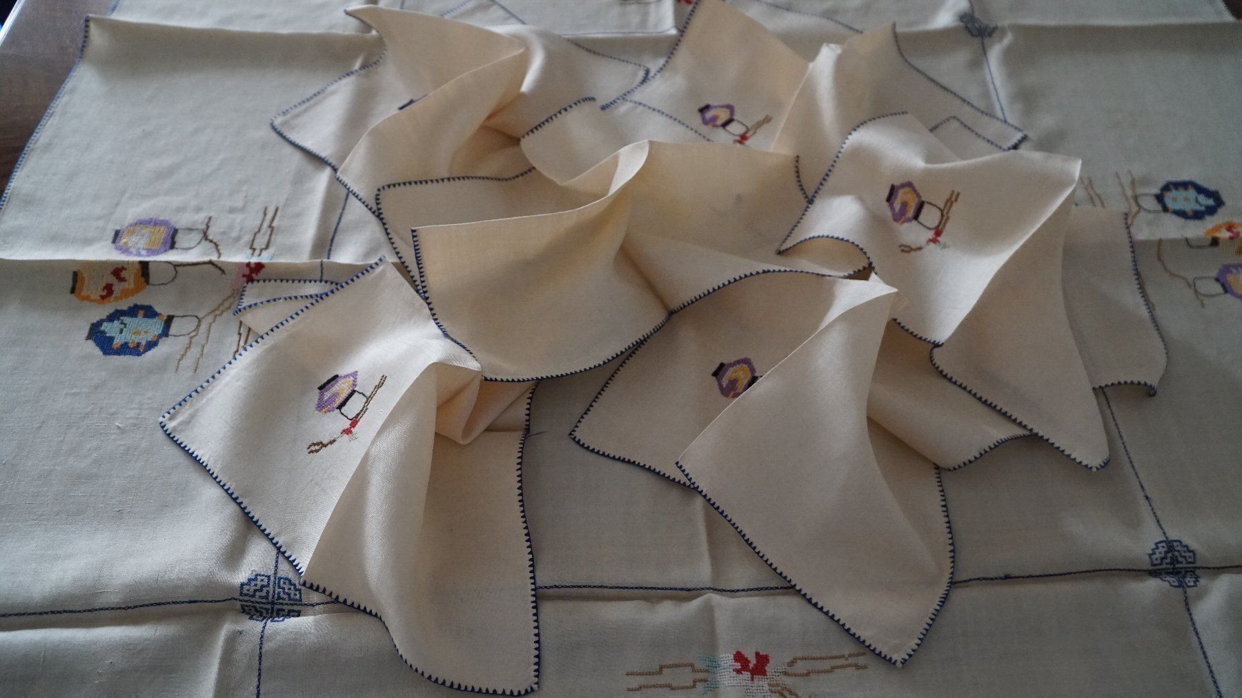 Altra biancheria da tavola: Seiden Tischdecke/ 6  Servietten – Nuovo (secondo la descrizione) da Bern venduto da Antikbatik 1