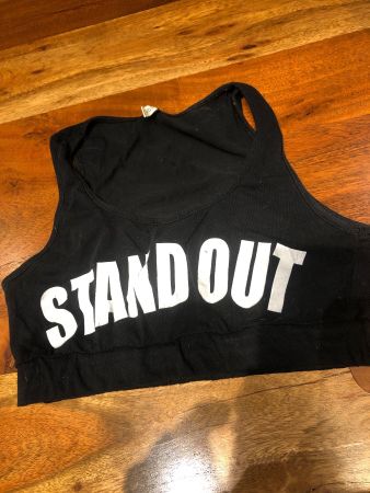 Schwarzes "STAND OUT" Sport-Top, Gr. S