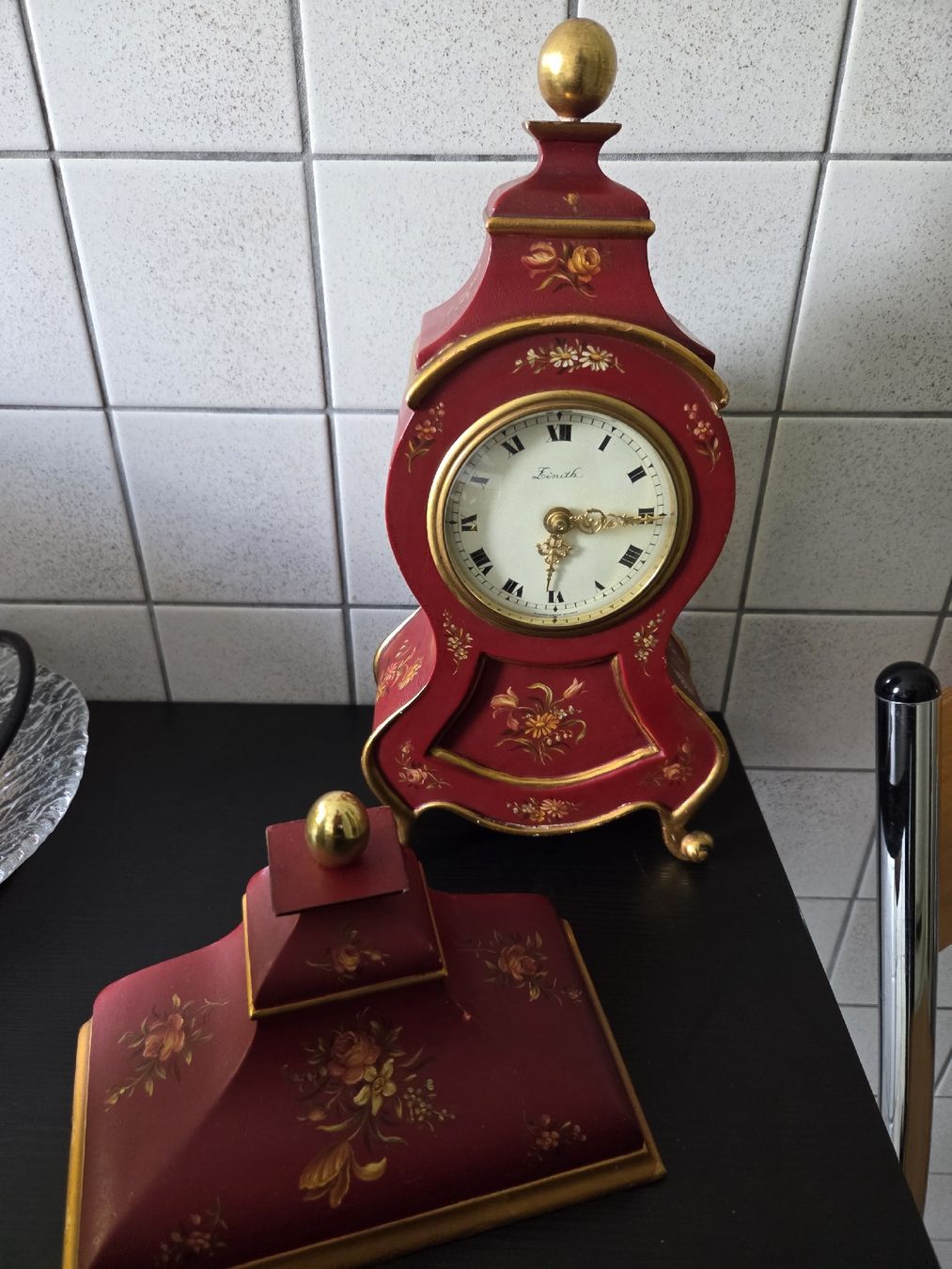 Zenith Orologi da terra & Orologi da parete: Tischuhr Zenith rot bemalt  – Usato da Dietikon venduto da Allegra34 8