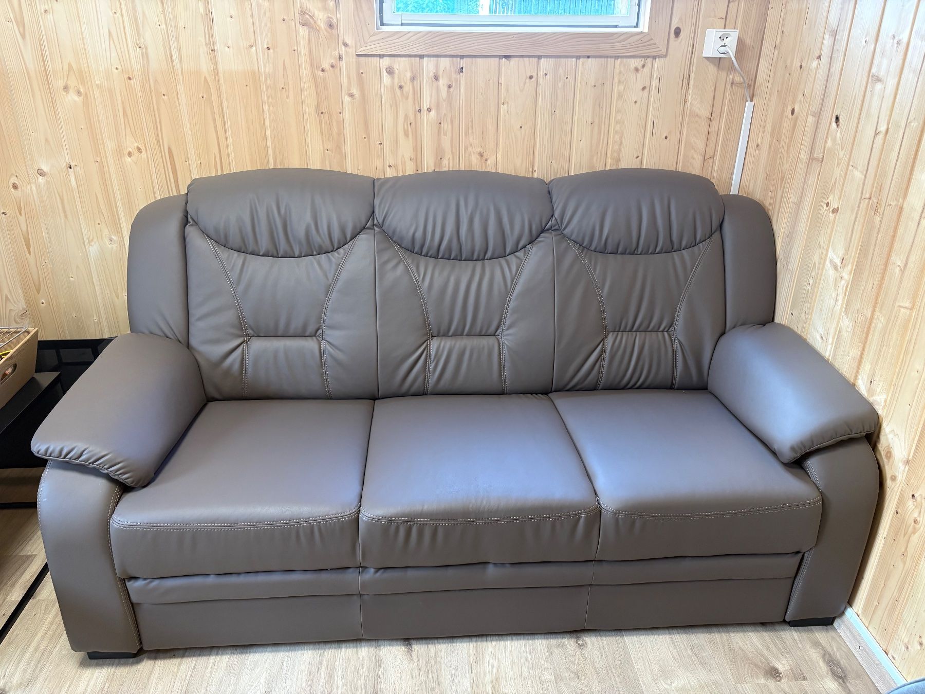 Divani: Sofa 3-Sitzer Kunstleder braun Zustand gut – Usato da Buchs SG venduto da jole5