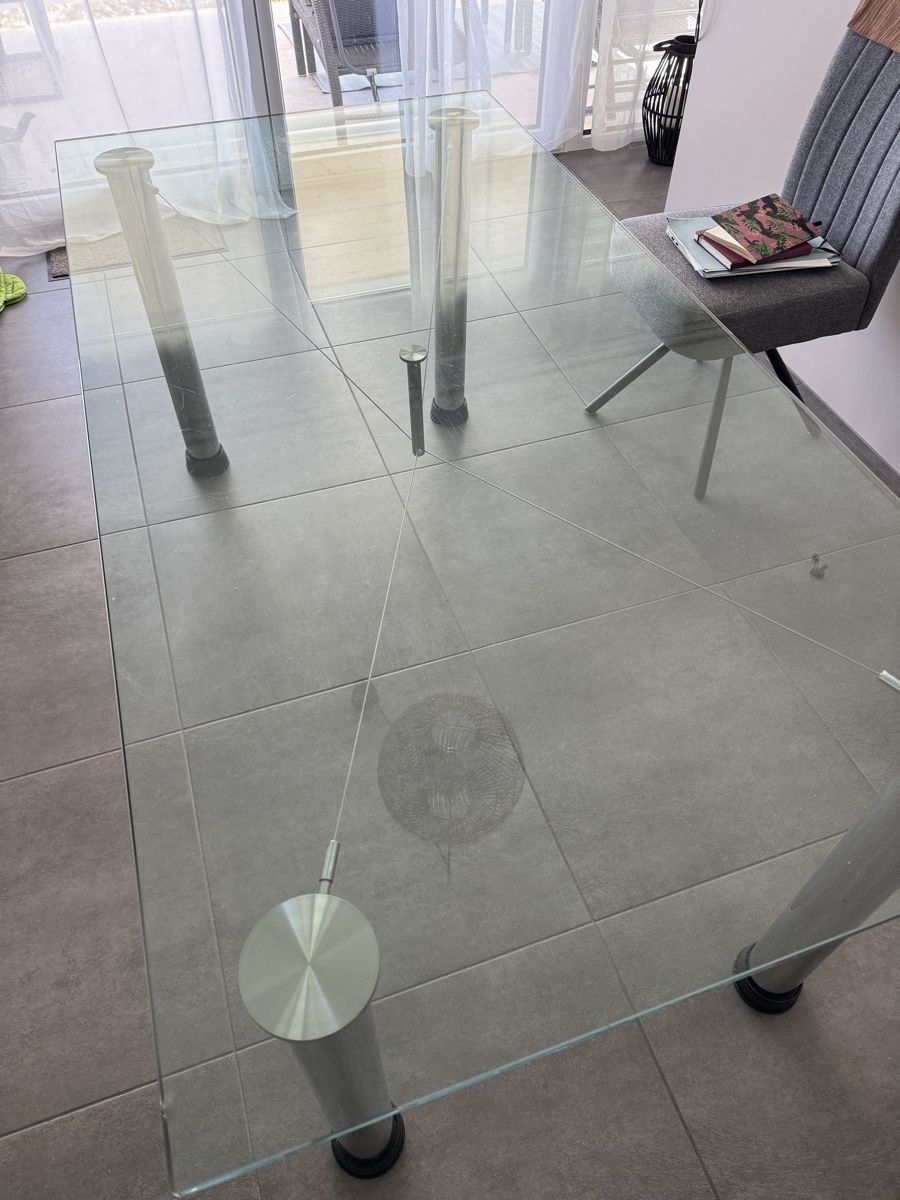 Tavoli: Glas-Esstisch mit Metallbeinen – Usato da Spiez venduto da aci_jrd7 2