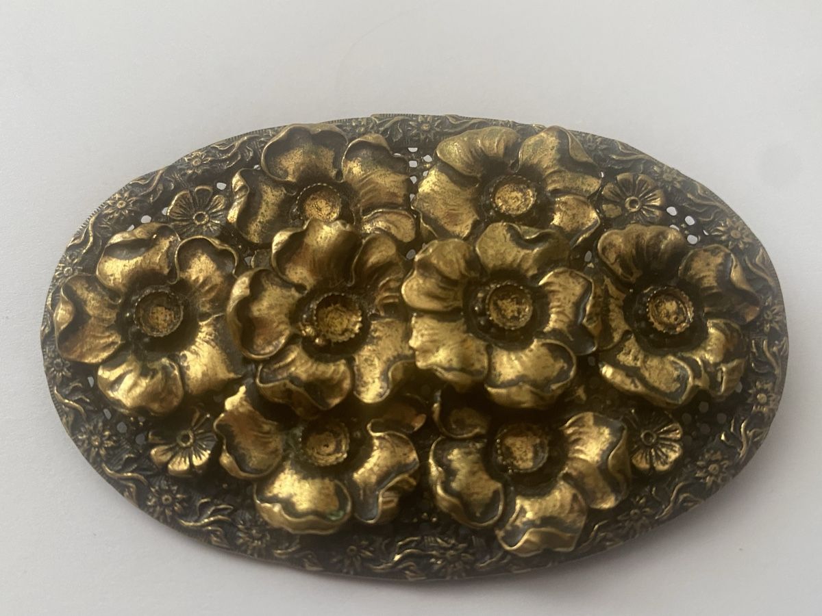 Broches & Aiguilles: Brosche Blumenmuster Oval Messingoptik Schmuck Vintage – D'occasion à Baden par swiss-alps