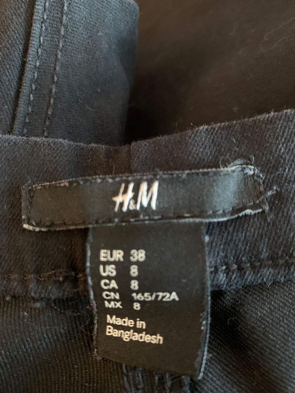 H&M Pantaloni: Pantalon legging noir H&M taille 38 – Usato da MEYRIN venduto da Gwendo10 2