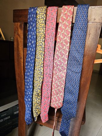 HERMES - Lot 1 de 5 cravates en soie