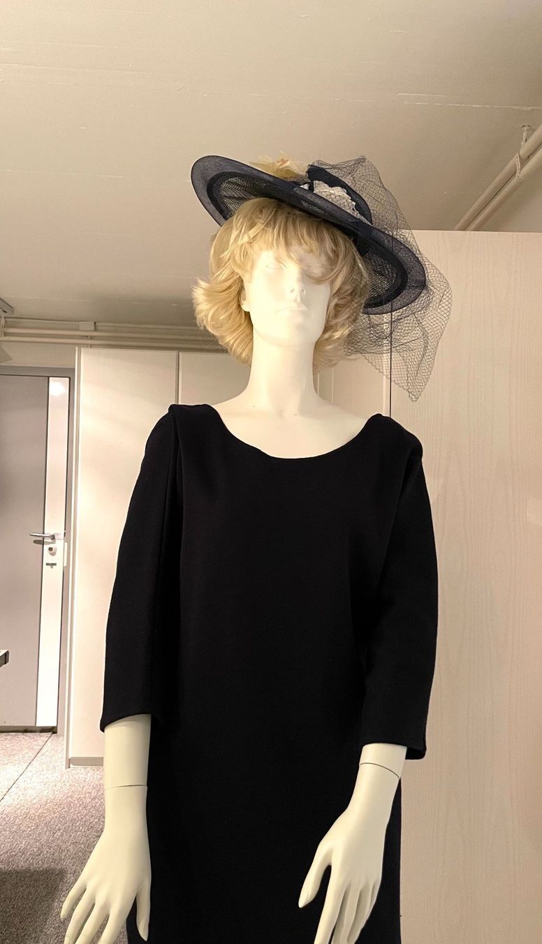 Vestiti: Élégante robe bleu foncé – Nuovo (secondo la descrizione) da Genève venduto da flocon06 1