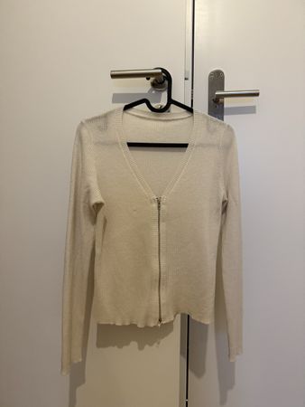Cream zip-up cardigan. Perfect for layering this fall!