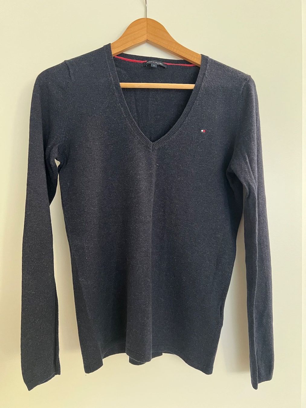 Tommy Hilfiger Pullover & Sweatshirts: Leichter V-Neck Pulli von Tommy Hilfiger in Gr. S – Gebraucht aus Winterthur von mic_l98y