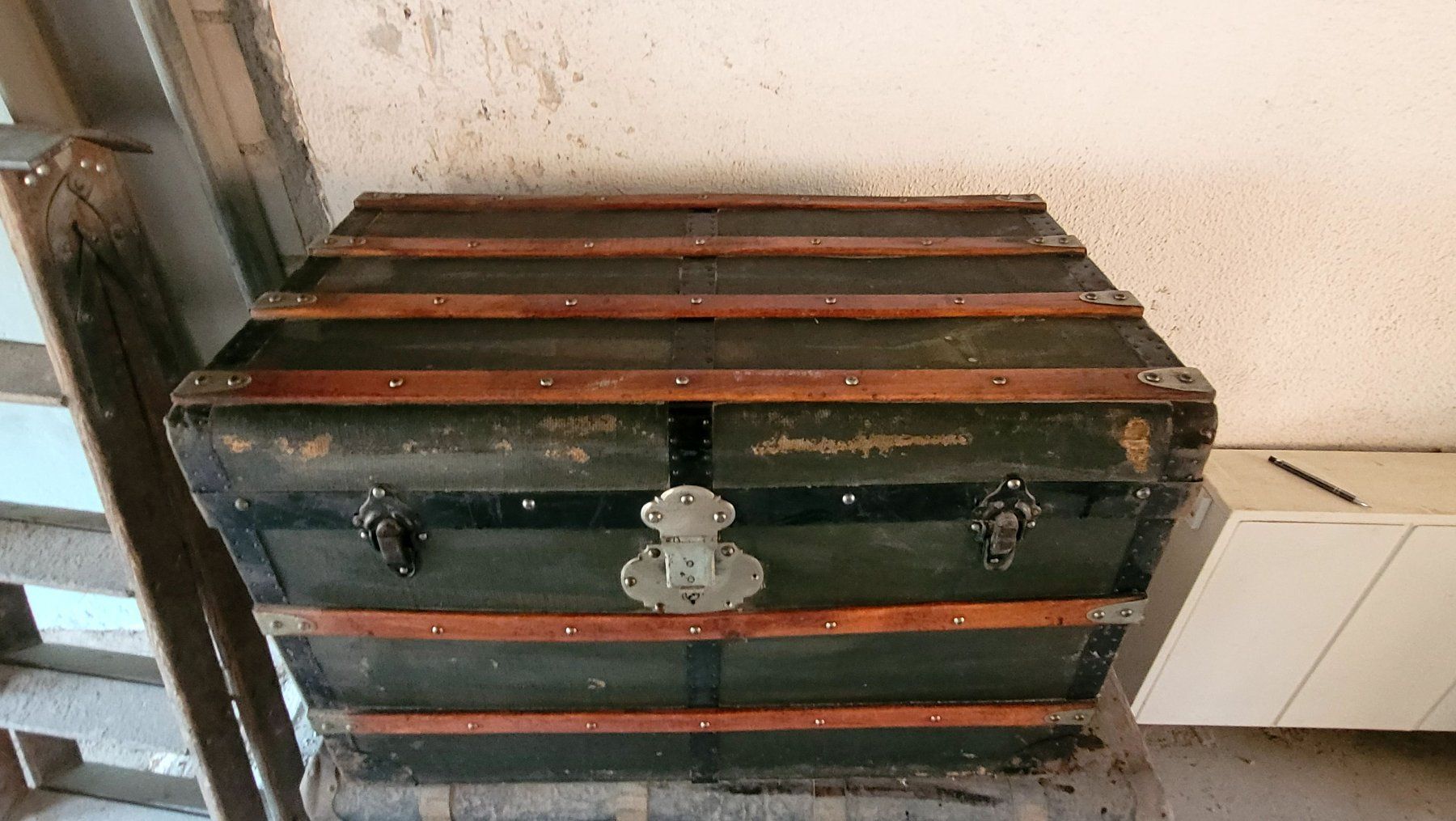 Schweizer Armee Truhen: Antike Truhe – Gebraucht aus Winterthur von Barbarav