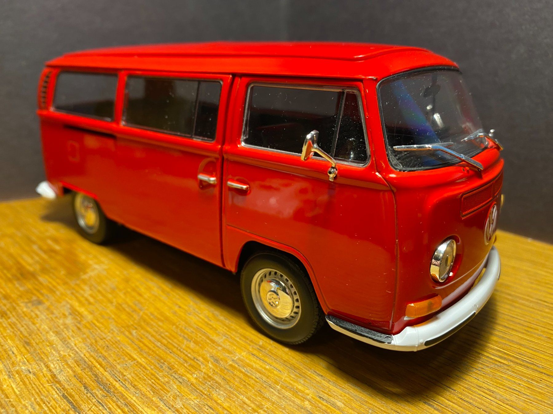 Welly Modellini d'auto: VW T2 Bulli - Welly 1:24 – Usato da Spiez venduto da Mlandcruiser 3